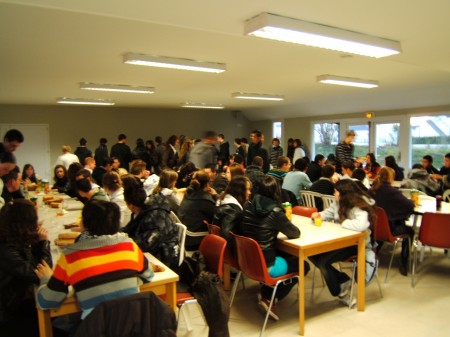 Les jeunes de la MFR au petit-déjeuner dans la salle commune