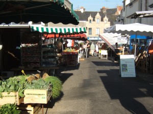 Le marché aux premières heures du matin à La Roche Bernard